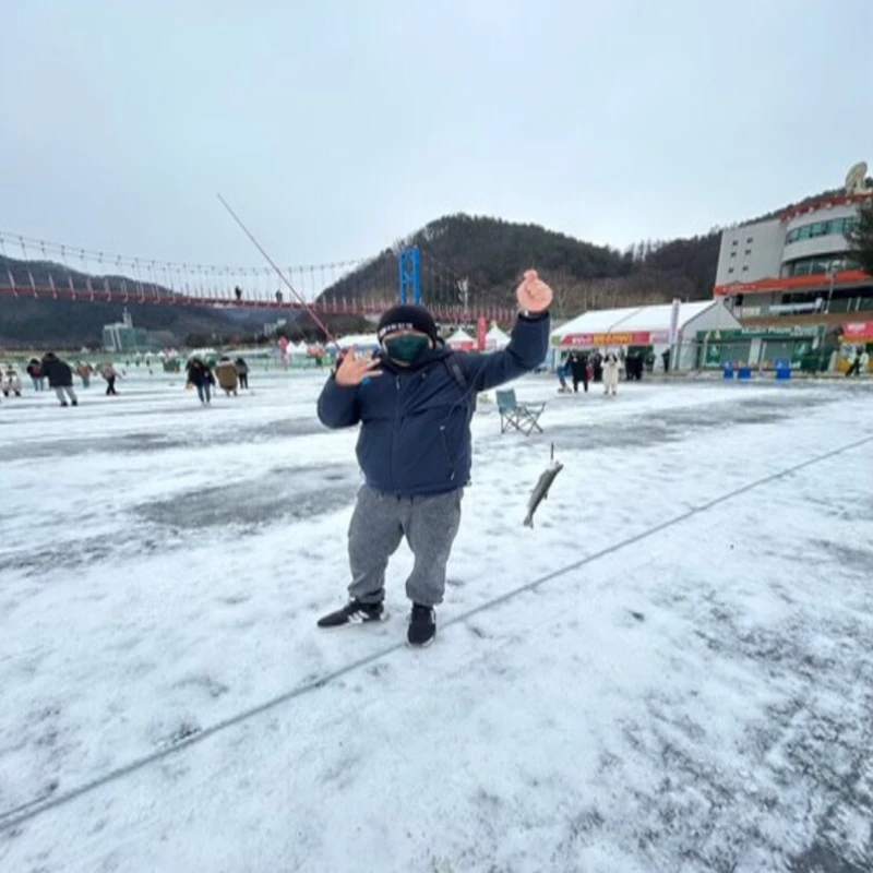 《季節限定》【不走人蔘保肝．華川鱒魚節慶典５日】冬季限定冰釣、滑雪、草莓採果、穿韓服遊景福宮